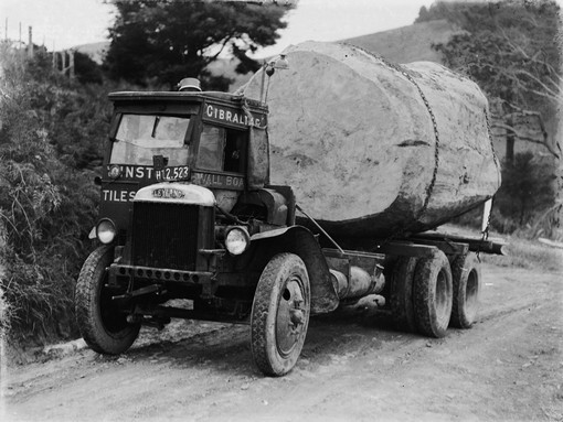 Leyland_truck_transporting_a_piece_of_Kauri_circa-1940_CMS