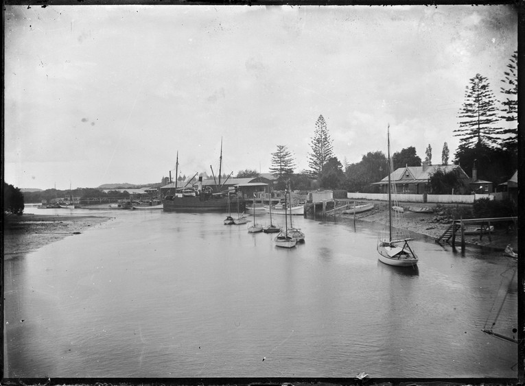 Whangarei_1911_Hatea_River_and_the_SS_Kanieri_berthed_at_the_town_wharf_CMS